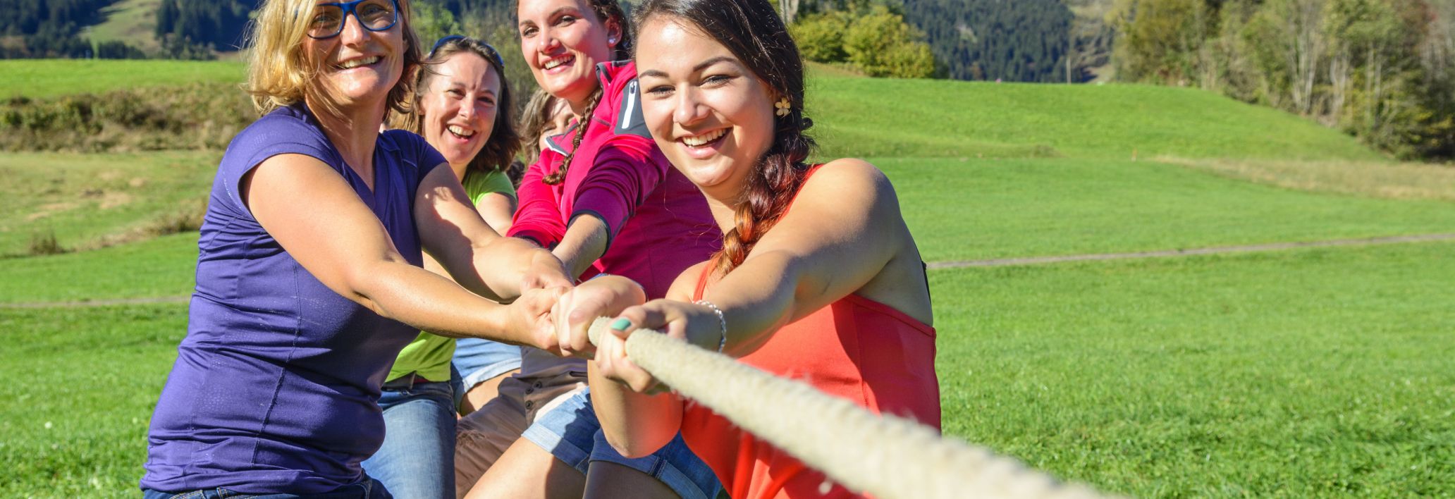 Seilziehen bei der Teamolympiade Seilziehen bei der Teamolympiade