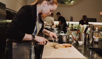 Frühlingsrollen-schneiden Frühlingsrollen-schneiden