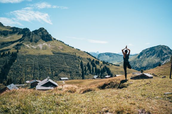 Yoga bei der Stofel Kapelle in Damüls