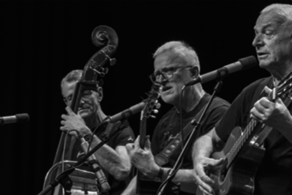 pressefoto_ullitroy-sw.png pressefoto_ullitroy-sw.png