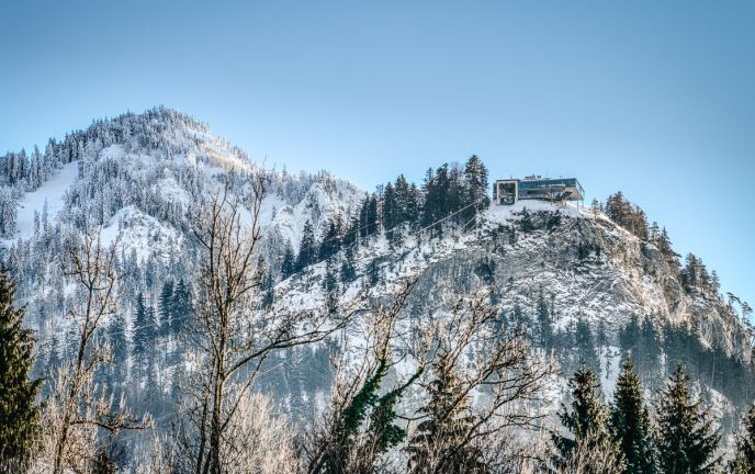 Blick auf Karren Bergstation im Winter