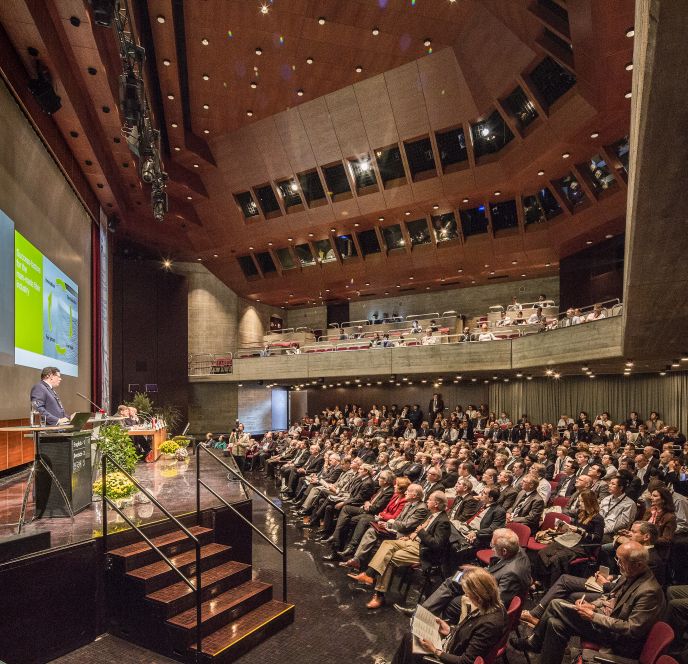 Saal Dora Bühne mit Publikum Saal Dora Bühne mit Publikum