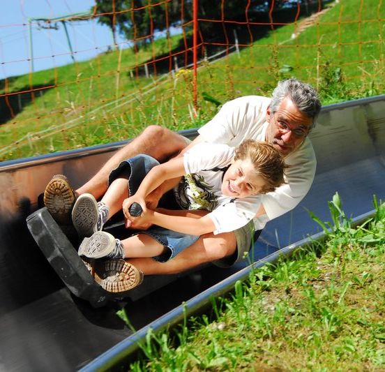 Vater und Sohn Sommerrodelbahn Laterns Vater und Sohn Sommerrodelbahn Laterns